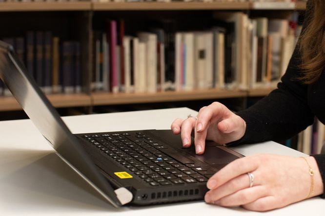 personne utilisant un ordinateur portable